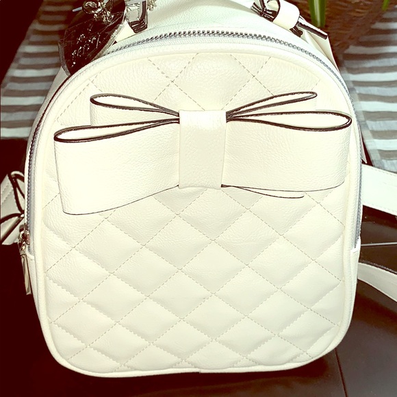 BWT Betsey Johnson BACKPACK WHITE W/ BOW REBELLING - Picture 2 of 8